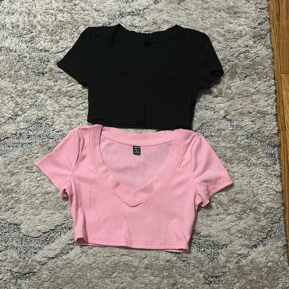Fitted cropped v neck shirt, very breathable material, size small